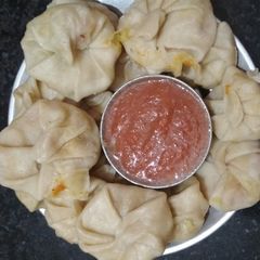 A picture of Veg Momos with chutney.