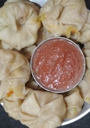 A picture of Veg Momos with chutney.
