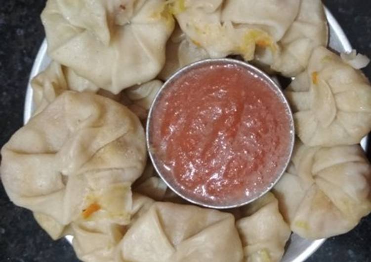 Veg Momos with chutney