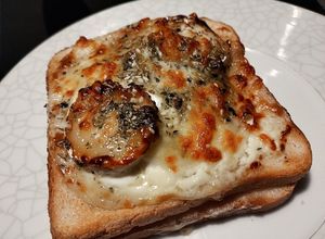 Une photo de Croque monsieur chèvre miel et fromage mozzarella