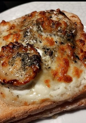 Une photo de Croque monsieur chèvre miel et fromage mozzarella