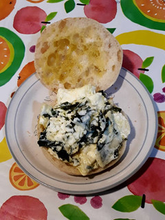 Una foto de Tortilla de claras, algas wakame y ajos. (En bocata)