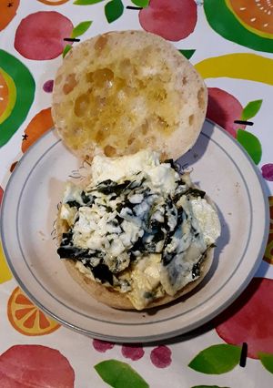 Una foto de Tortilla de claras, algas wakame y ajos. (En bocata)