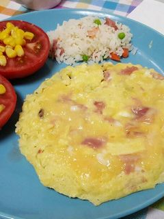Una foto de Tortilla de patata y pavo individual con arroz tres delicias
