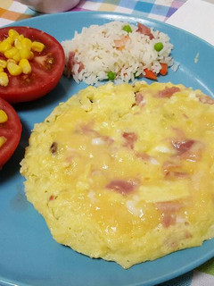 Una foto de Tortilla de patata y pavo individual con arroz tres delicias