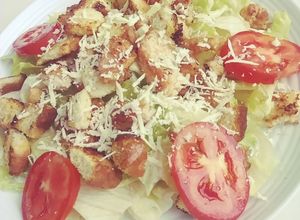 Una foto de Ensalada con pollo