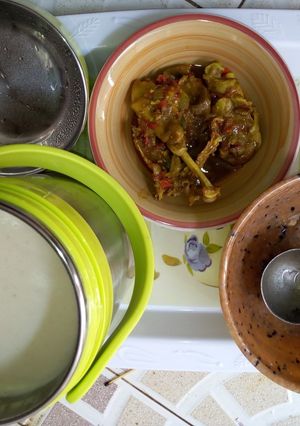 A picture of Kunun gyada an chicken soup.