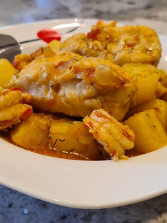 Una foto de Merluza guisada en salsa de langostinos