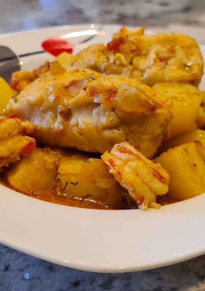 Una foto de Merluza guisada en salsa de langostinos