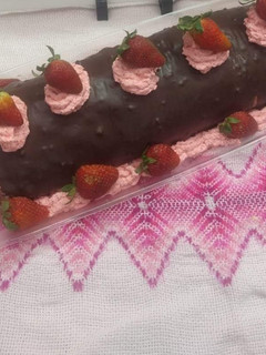 Una foto de 🍫🍓 Pionono de chocolate con fresas 🍓🍫
