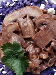 Una foto de Puré de patata morada y champiñones al vino tinto