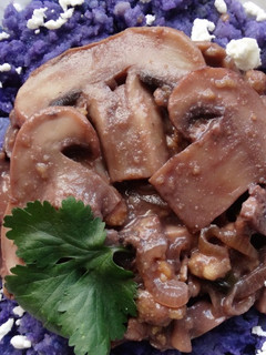 Una foto de Puré de patata morada y champiñones al vino tinto