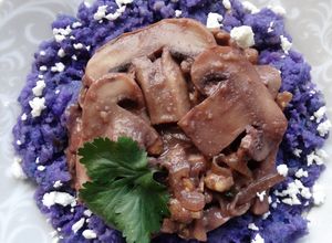 Una foto de Puré de patata morada y champiñones al vino tinto
