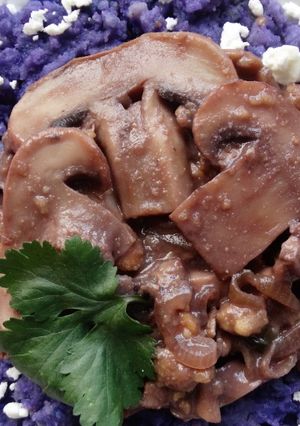 Una foto de Puré de patata morada y champiñones al vino tinto