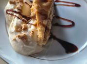 Una foto de postres con queso roquefort