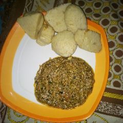 A picture of Alkubus with miyar zogale (moringa). Traditional food 😋.