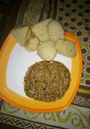 A picture of Alkubus with miyar zogale (moringa). Traditional food 😋.