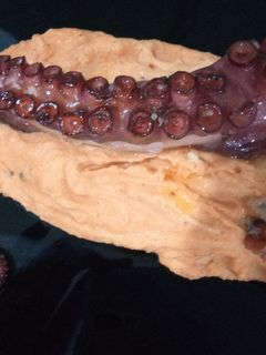 Una foto de Pulpo a la plancha con crema de patatas al pimentón de la vera