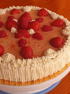 Una foto de Cheesecake de fresa con base de blondie