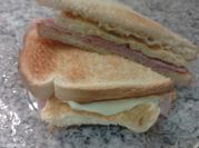 Una foto de sandwich con mozzarella