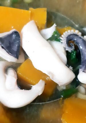 Hình của món Canh mực nấu bí đỏ.