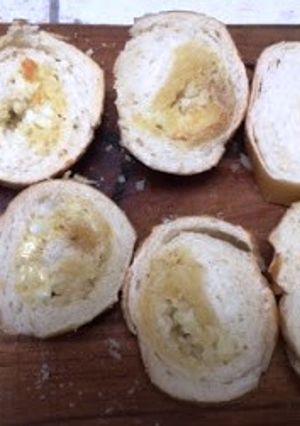 Una foto de Pan con manteca y ajo