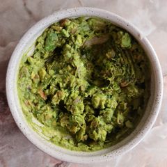 A picture of Delicious fresh guacamole.