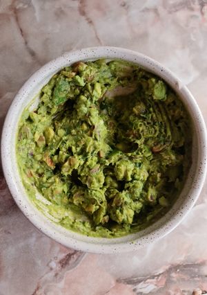 A picture of Delicious fresh guacamole.