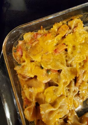 A picture of Chili and cheddar bowtie casserole.