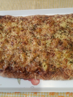 Una foto de Masa Pizza integral en Amasadora con mermelada, queso, pollo y piña