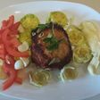 Hamburguesas de calamar fresco con mahonesa y ensalada