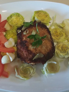 Una foto de Hamburguesas de calamar fresco con mahonesa y ensalada