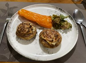 Una foto de Champiñones grandes rellenos acompañado de ají dulce relleno