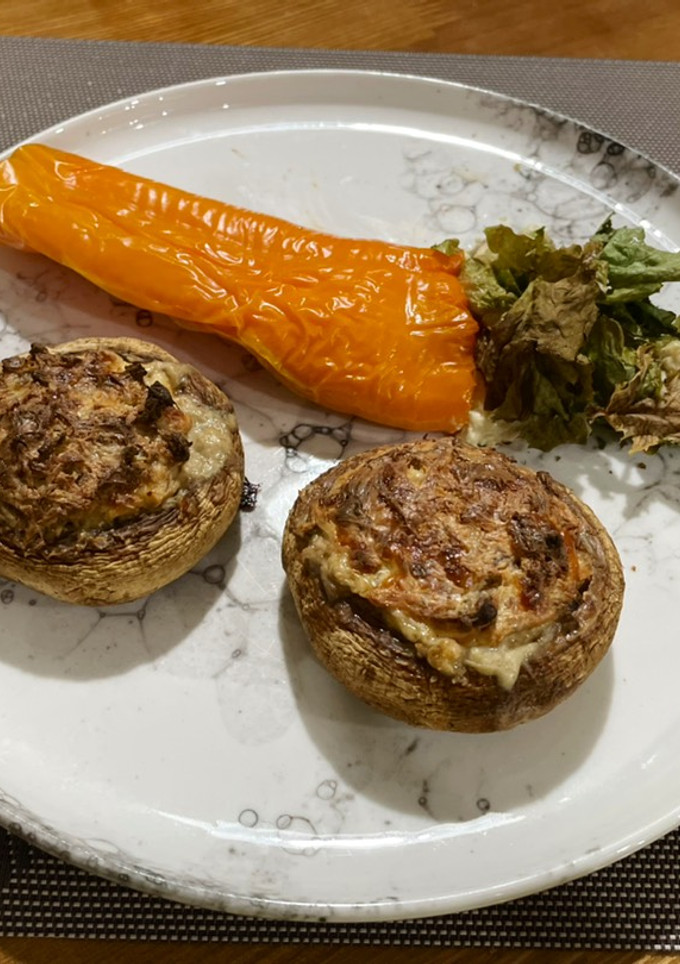 Una foto de Champiñones grandes rellenos acompañado de ají dulce relleno