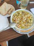 Porotos con verduras, carne de soya y té verde