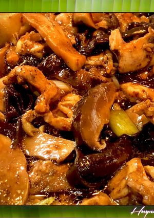 Hình của món Gà Om Ba Loại Nấm.