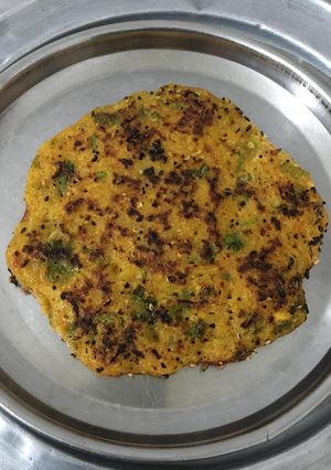 દુધી નો હાંડવો (Dudhi Handvo Recipe In Gujarati) રેસીપી મુખ્ય ફોટો