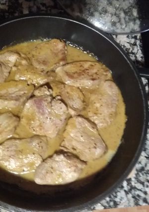 Una foto de Solomillo de cerdo a la mostaza con cebolla caramelizada