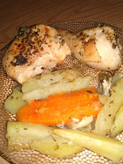 Una foto de Pollo al horno con vegetales