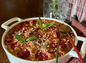 Une photo de Clafoutis aux Fraises – Rhubarbe et Vanille