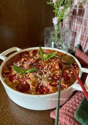Une photo de Clafoutis aux Fraises – Rhubarbe et Vanille