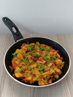 કોબી બટાકા નું શાક (Kobi Bataka Shak Recipe In Gujarati) રેસીપી મુખ્ય ફોટો