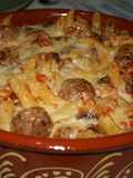 Penne gratinada com almôndegas