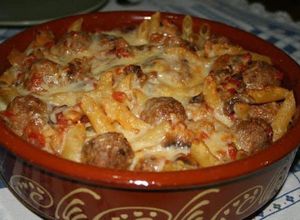 Foto de Penne gratinada com almôndegas