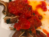 Oreja con salsa de tomate