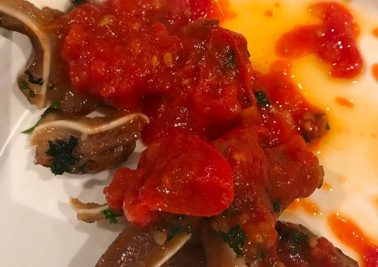 Oreja con salsa de tomate