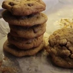 A picture of Simple chocolate chips cookies.
