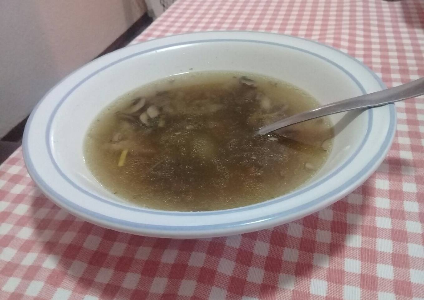 Humilde sopa de hongos y chile habanero