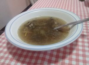 Una foto de Humilde sopa de hongos y chile habanero