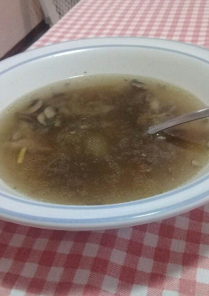 Una foto de Humilde sopa de hongos y chile habanero